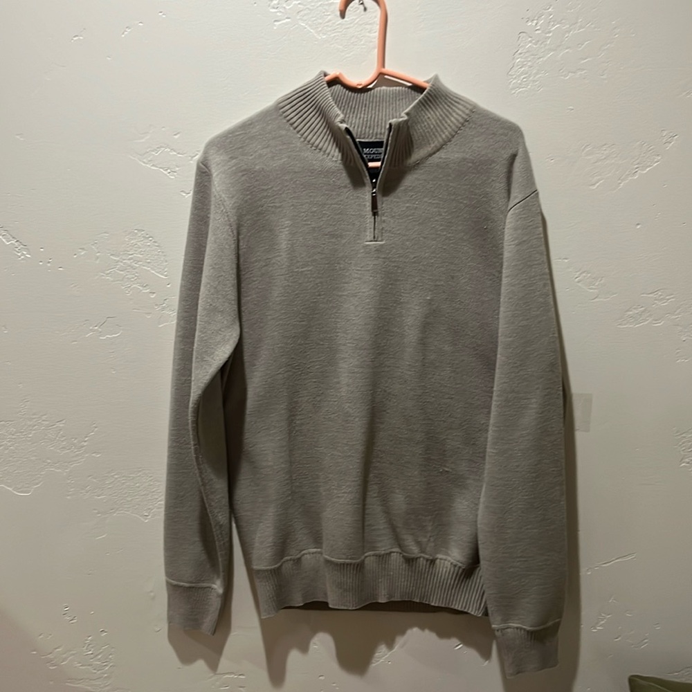 Light weight sweater in great condition
